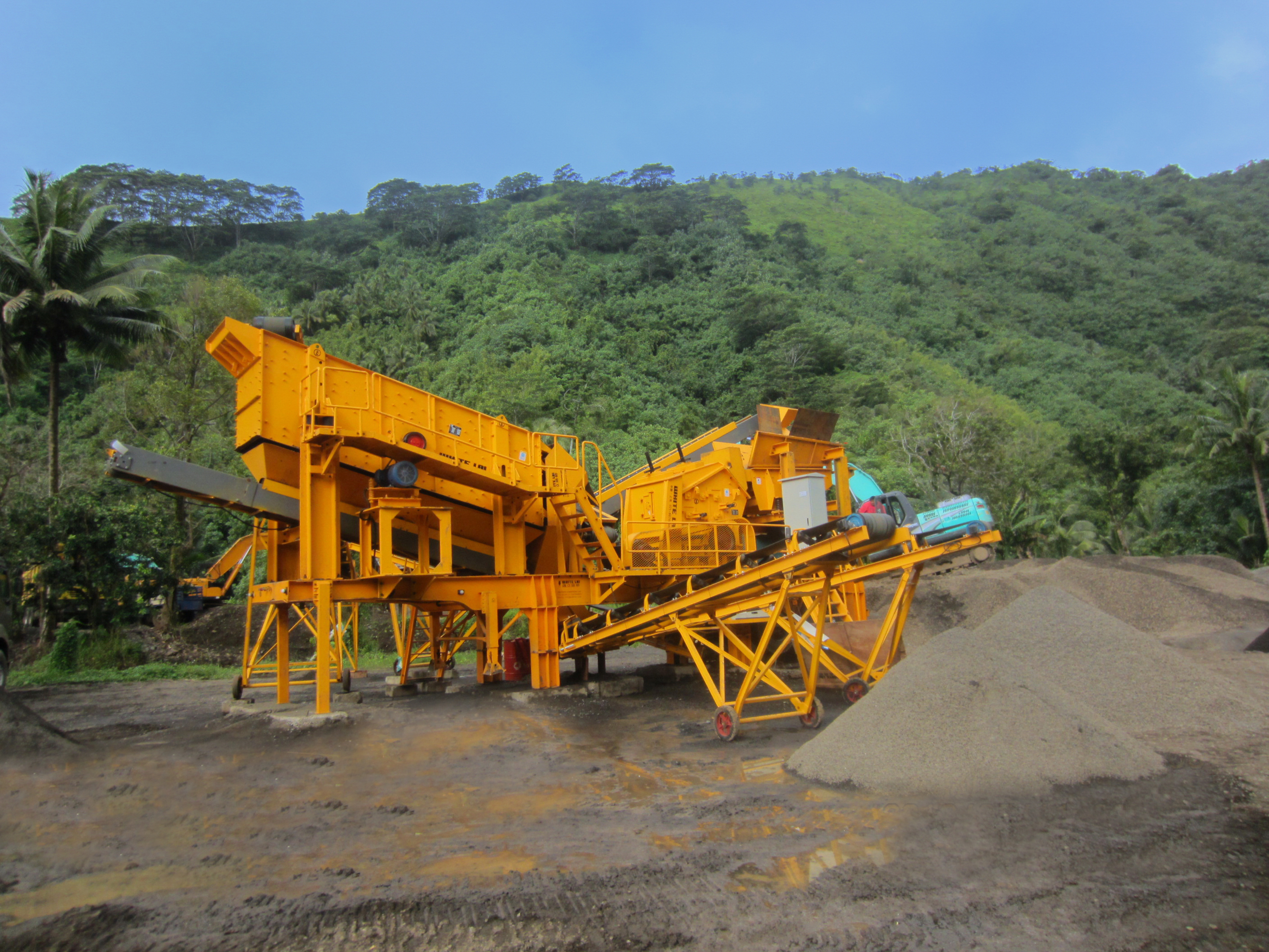 Mobile unit on tyres for pebble crushing plant in Polynesia